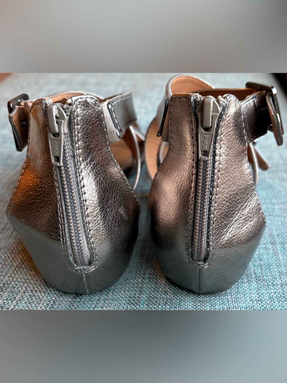 Euro Soft 1.5” Wedge Gladiator Sandal in Pewter Faux-Leather w Back Zip (Sz 10) - Picture 10 of 11